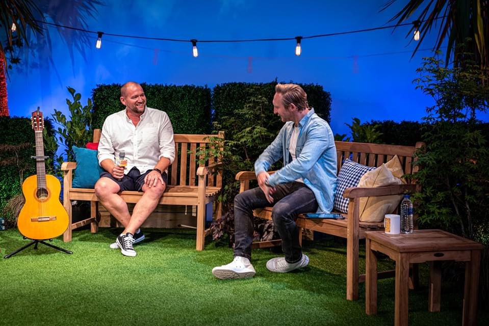 presenter-studio-hosting-virtual